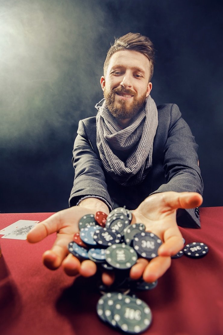 Dealer profesional menangani permainan Sakong di studio menang toto